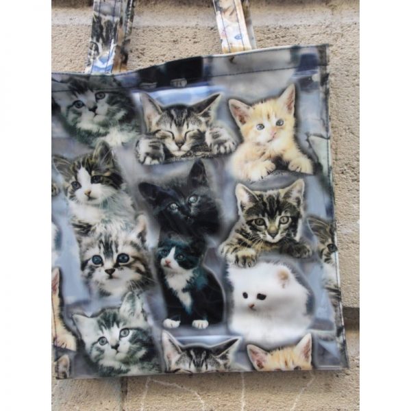 Petit sac decoré de différentes têtes de chats